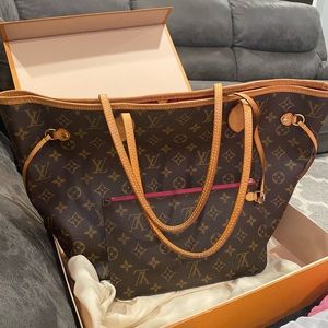 Authentic Louis Vuitton Neverfull MM Tote & Pouch